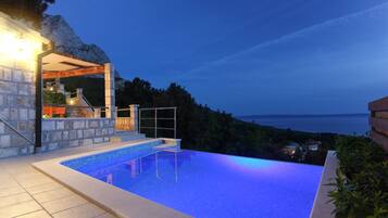 Una piscina al aire libre, una piscina climatizada