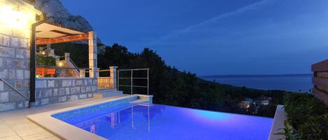 Utendørsbasseng og et oppvarmet basseng