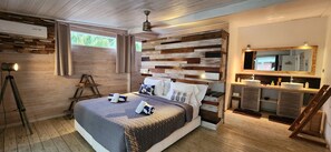 4 bedrooms, iron/ironing board, WiFi, bed sheets