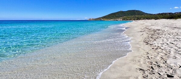 Una playa cerca, sillas reclinables de playa