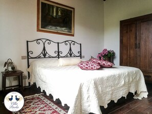 4 habitaciones, tabla de planchar con plancha, wifi y ropa de cama 