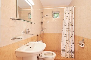 Douche, sĂšche-cheveux, serviettes fournies