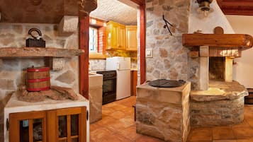 Fridge, oven, stovetop, cookware/dishes/utensils