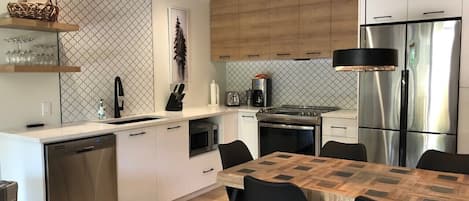 Réfrigérateur, four à micro-ondes, un four, surface de cuisson