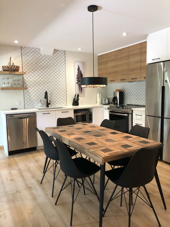 Réfrigérateur, four à micro-ondes, un four, surface de cuisson