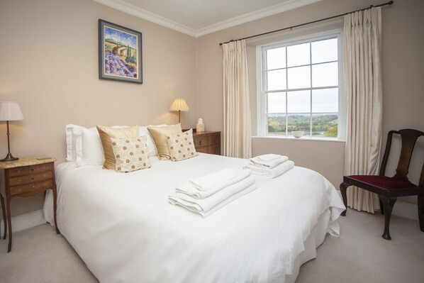 2 bedrooms, soundproofing, WiFi, bed sheets