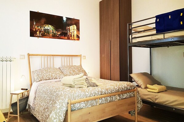 2 habitaciones, tabla de planchar con plancha, wifi y ropa de cama 