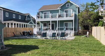 5 bed 4.5 bath w/heatable pool 5 blocks from beach