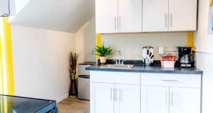 8078-Walk to Mayo- 1 bed condo with full kitchen and free parking