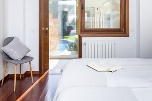 5 bedrooms, desk, iron/ironing board, travel crib