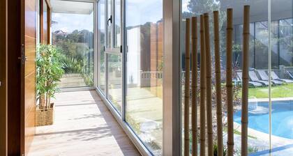 "Villa El Castañalin" puutarha, uima-allas, rannan vieressä