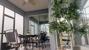 Outdoor dining - Find Tranquility: Escape Life’s Chaos in a Soul-Soothing Oasis Vacation Home (Kissimmee)