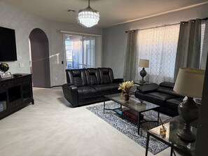 Smart TV - Find Tranquility: Escape Life’s Chaos in a Soul-Soothing Oasis Vacation Home (Kissimmee)