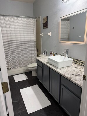 Hair dryer, towels, toilet paper - Find Tranquility: Escape Life’s Chaos in a Soul-Soothing Oasis Vacation Home (Kissimmee)