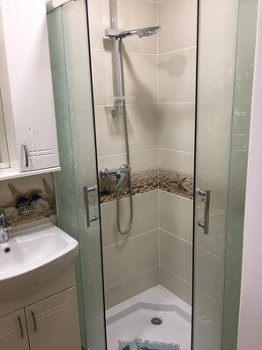 Secador de cabelo, toalhas de banho, sabonete, shampoo