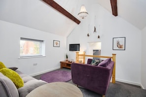 Smart TV, Netflix, streaming services - Stylish Duplex nr EMA with Free Gym & Pool Access (Kegworth)