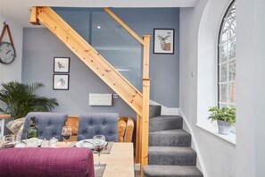 Dining - Stylish Duplex nr EMA with Free Gym & Pool Access (Kegworth)