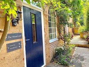 Exterior detail - Stylish Duplex nr EMA with Free Gym & Pool Access (Kegworth)
