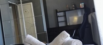 Du er velkommen til vårt vakre enfamiliehus med hage