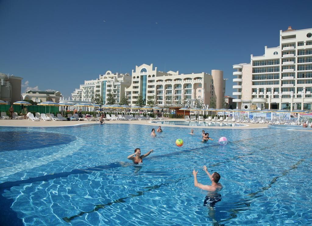 Alberca techada y alberca al aire libre