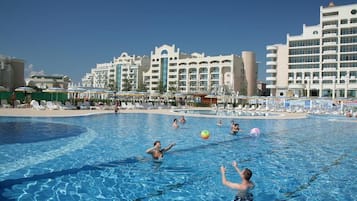 Innendørsbasseng og utendørsbasseng