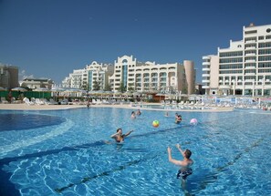 室内游泳池,室外游泳池