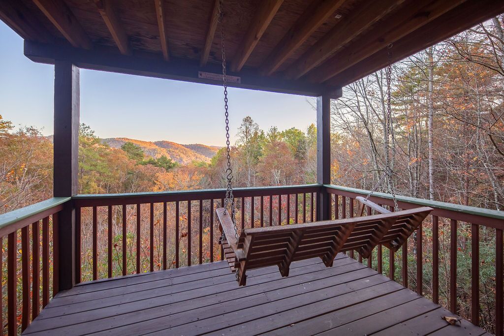 Hot Tub, Year Round Mountain Views, WiFi, Close to Downtown Blue Ridge!