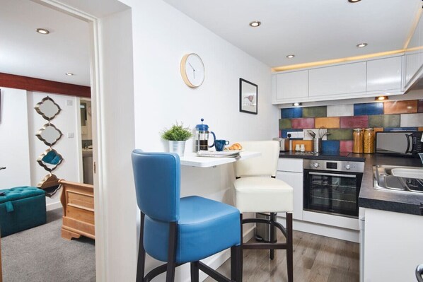 Køleskab, mikrobølgeovn, ovn, kogeplade