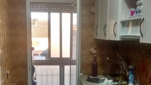 Cozinha com painel de azulejos, pia e armários.