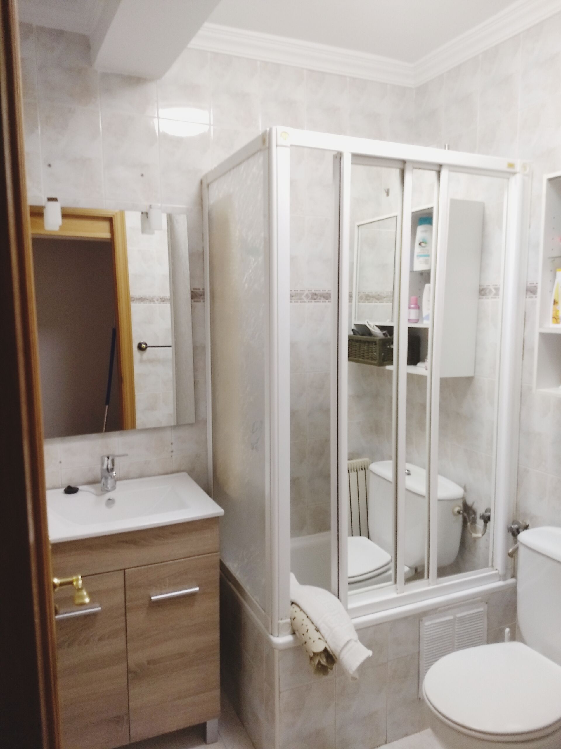 Douche, sèche-cheveux, serviettes fournies, savon