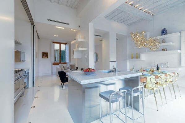 Frigorífic, microones, forn i placa de cuina