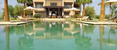 Alberca techada y alberca al aire libre