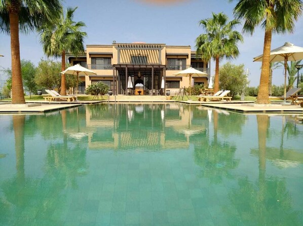 Piscine couverte, piscine extérieure