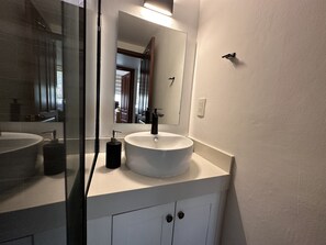 Douche, sèche-cheveux, serviettes fournies, papier toilette