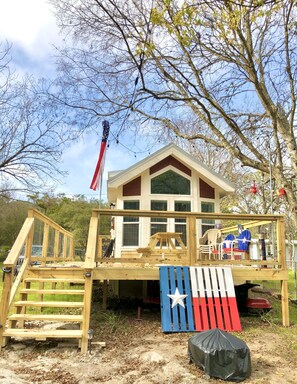 Children's area - RIVERFRONT!! Tube, fish, swinging fire pit. Perfect spot to sit in the river! (New Braunfels)