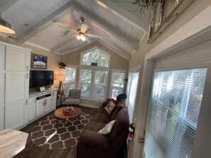 Een smart-tv en boeken