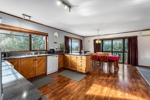 Kjøleskap, mikrobølgeovn, ovn og oppvaskmaskin