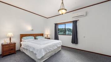 4 bedrooms, iron/ironing board, WiFi