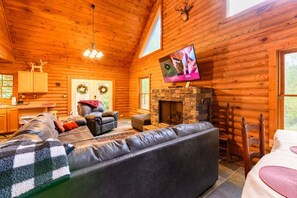 Smart TV, fireplace, foosball, table tennis - Smokies Overlook Lodge Game Room Spa Sauna new Fiber (Waynesville)