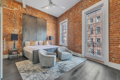 📸 RARE! Experience NOLA NOT Found in a HOTEL! 2 Personal Balconies| 3 Beds+Queen Sleeper Sofa📸
