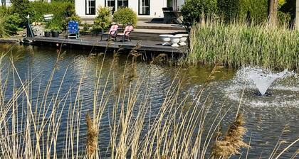 The Pearl of Zeeland. With sauna and a view of the water.