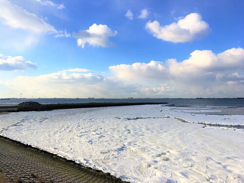 The Pearl of Zeeland. With sauna and a view of the water. 