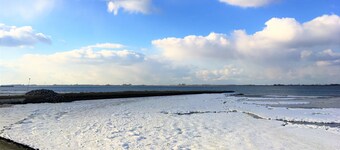 The Pearl of Zeeland. With sauna and a view of the water.