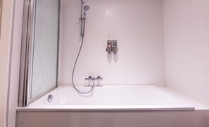 Combined shower/bathtub, hair dryer, towels, soap - Les Cerisiers - Triplex 3 bedrooms in the center of Namur (Namur)
