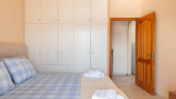 1 slaapkamer, een bureau, geluiddichte muren