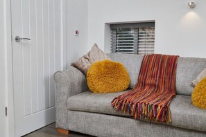 TV, Netflix, streaming services - 2BR Apartment • Gym Access • Near EMA + Donington (Kegworth)