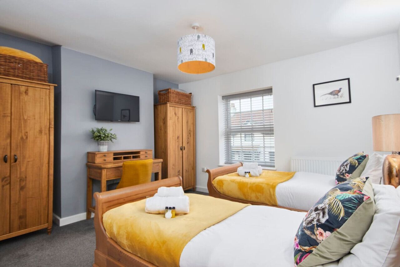 2 habitaciones, escritorio, tabla de planchar con plancha y wifi 