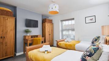 2 bedrooms, desk, iron/ironing board, WiFi