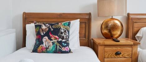 2 habitaciones, escritorio, tabla de planchar con plancha y wifi