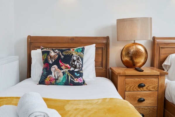 2 bedrooms, desk, iron/ironing board, WiFi